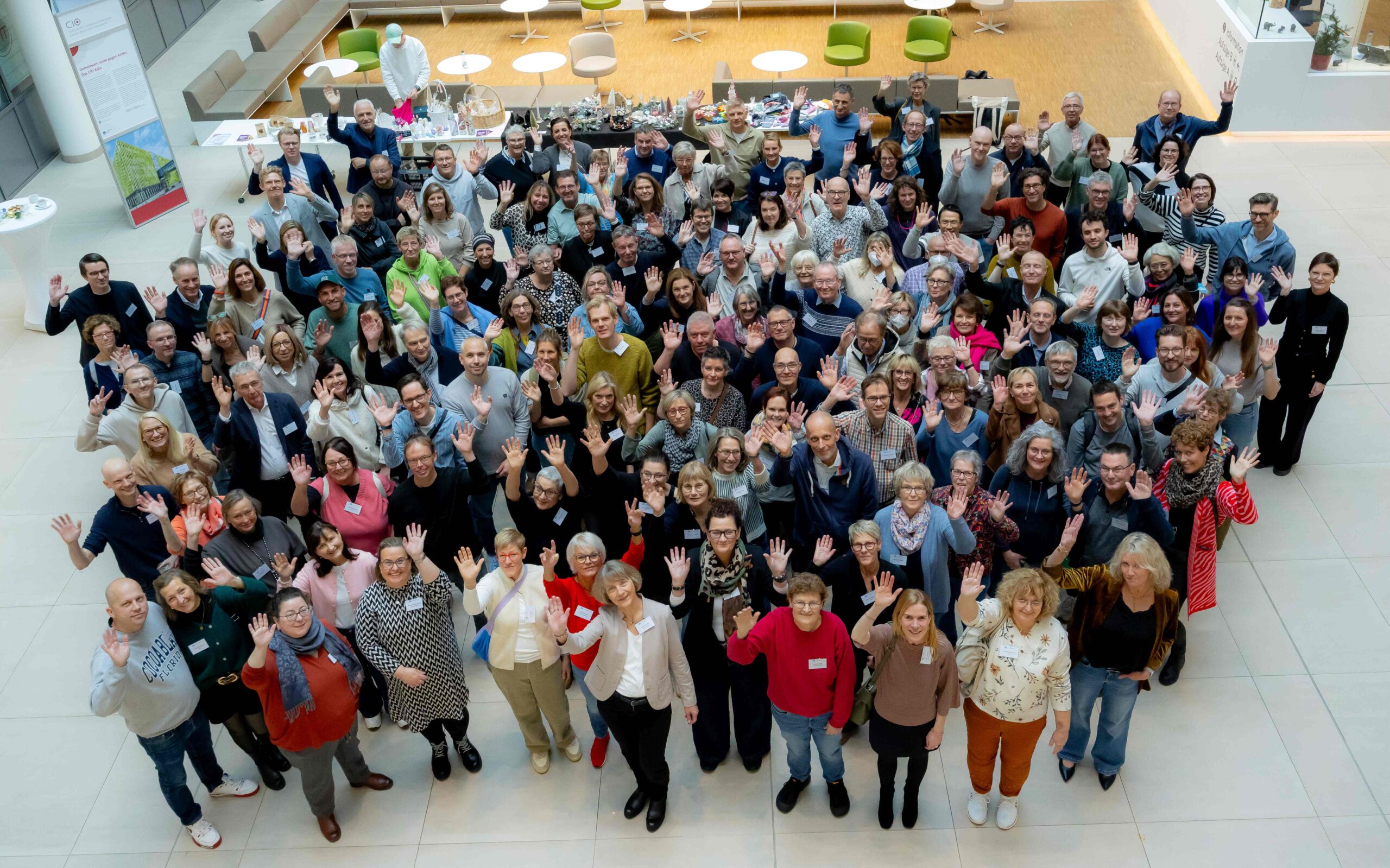 Blick auf die Teilnehmenden des zielGENau-Patientenforums 2025 von oben, Gruppenbild