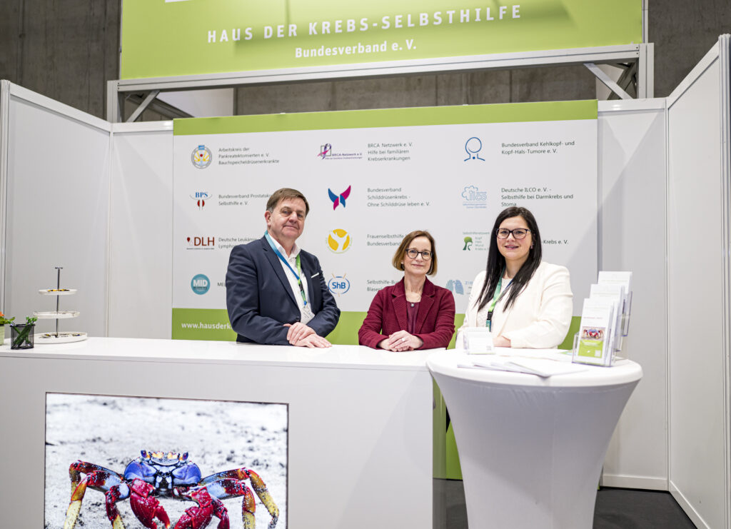 Bernd Crusius, Geschäftsführer und Leitung der Geschäftsstelle; Heike Bruland-Saal, Referentin Gesundheits- und Sozialpolitik; Stefanie Lotz, Sachbearbeitung und Assistenz der Geschäftsstellenleitung; alle vom Bundesverband Haus der Krebs-Selbsthilfe e. V.
