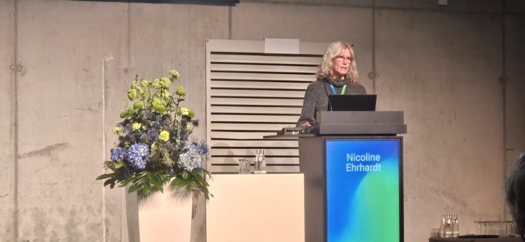 zielGENau-Vorständing Nicoline Ehrhardt steht am Rednerpult beim DKK.