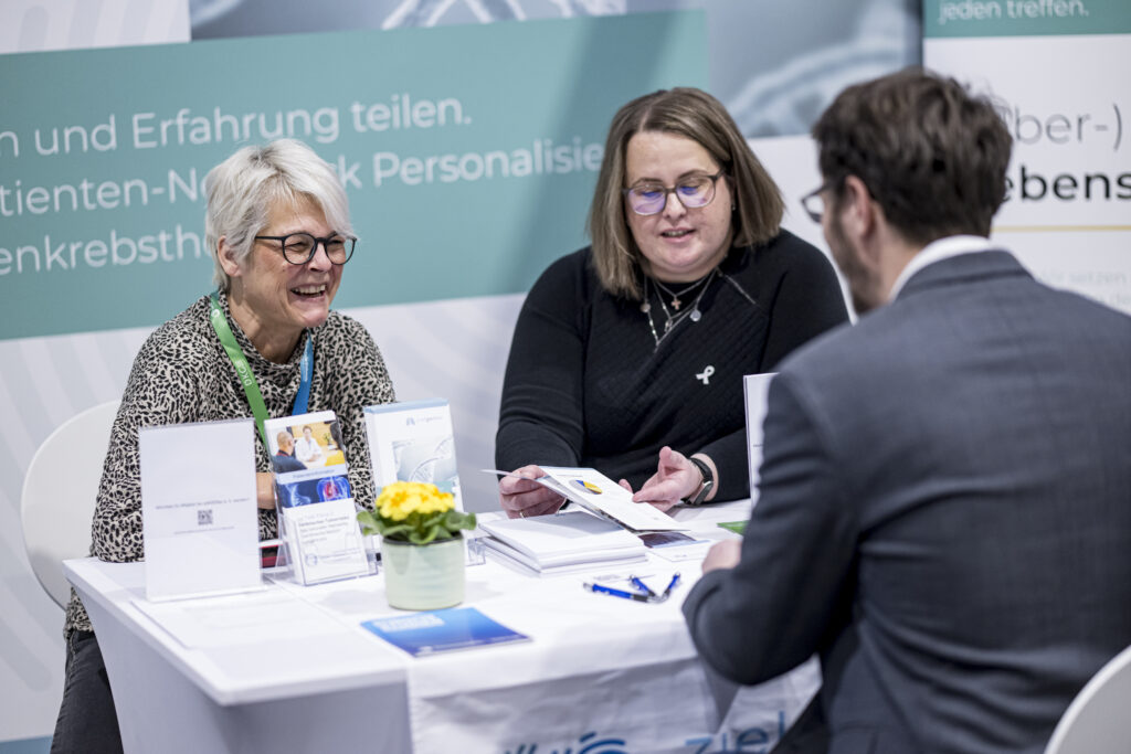 zielGENau-Messestand auf dem DKK 2026: Babsi Grassick und Michaela Neuenkirch im Gespräch.