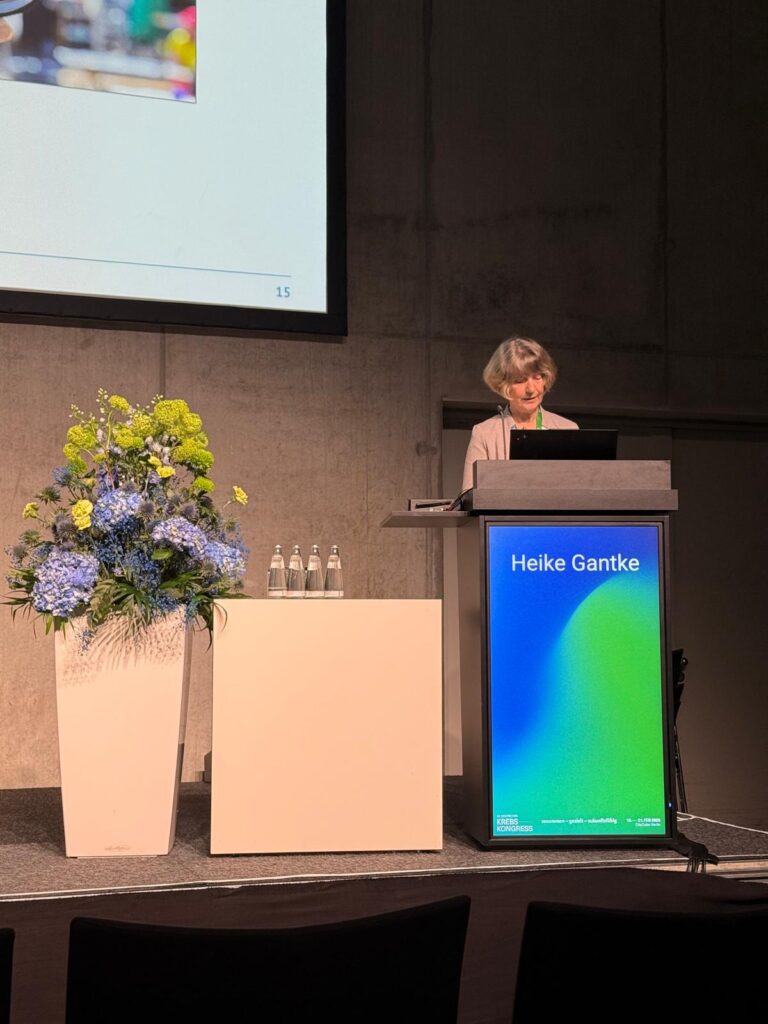 Heike Gantke, Vorständin von zielGENau, steht am Rednerpult.