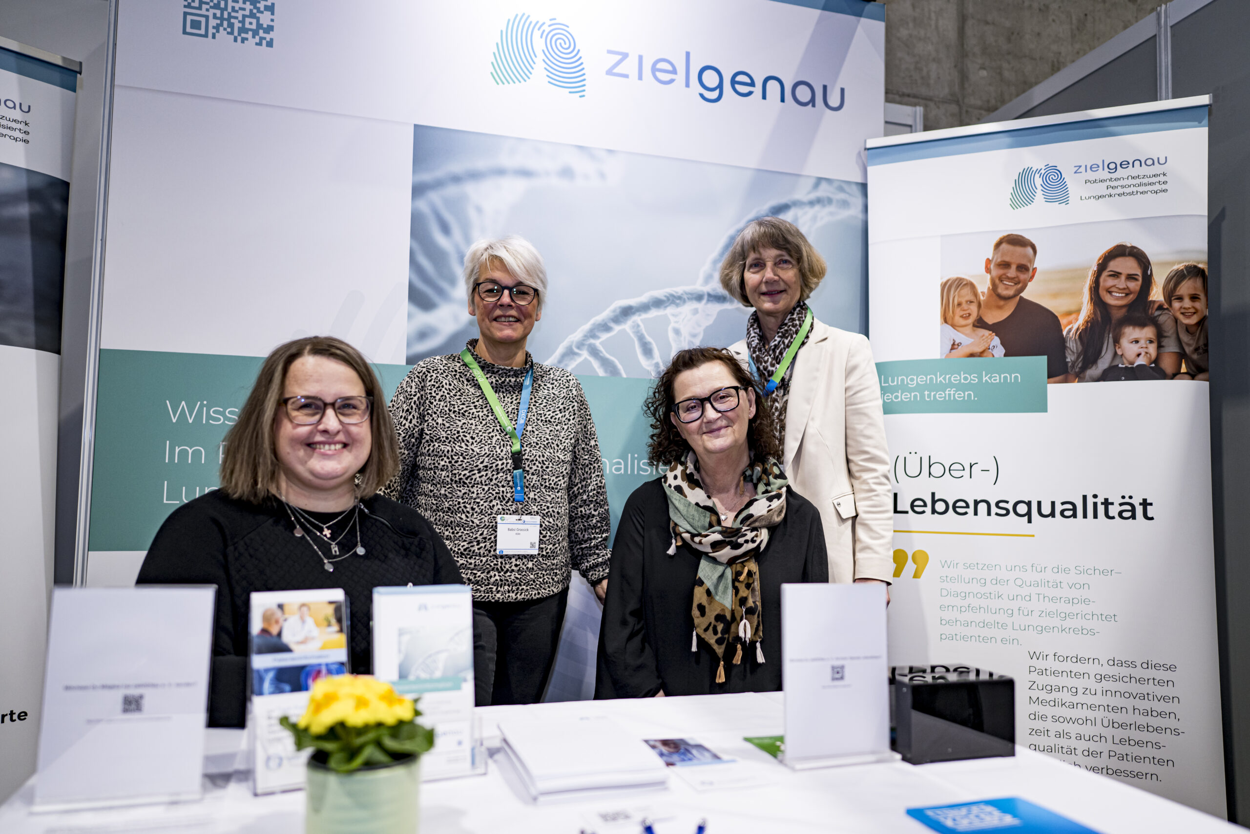 zielGENau-Stand mit einem Teil des zielGENau-Teams am Deutschen Krebskongress 2026