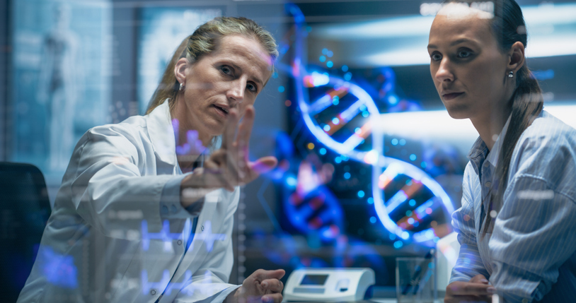 Ärztin und Patientin betrachten einen holografisches DNA-Modell.