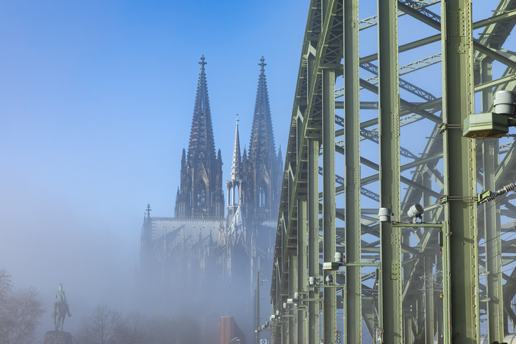 18:00 Kölner Dom im nebligen Morgenlicht, Blick seitlich von der Brücke.