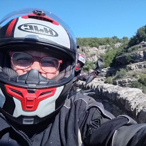 Selfie-Porträt von Annabell mit Motorradhelm auf einer Tour.