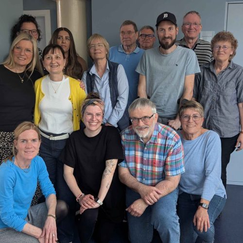 Patient*innen mit ROS1-positivem Lungenkrebs posieren für ein Gruppenfoto.